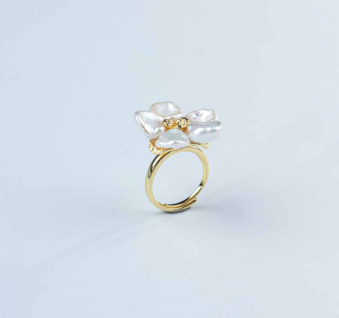 "Flowery Universe" handmade giant petal pearl ring