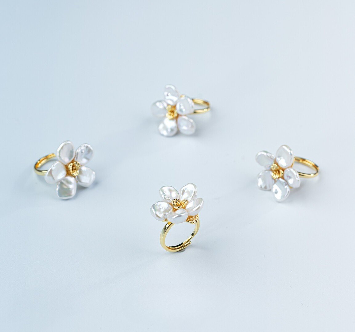 "Flowery Universe" handmade giant petal pearl ring - Image 2